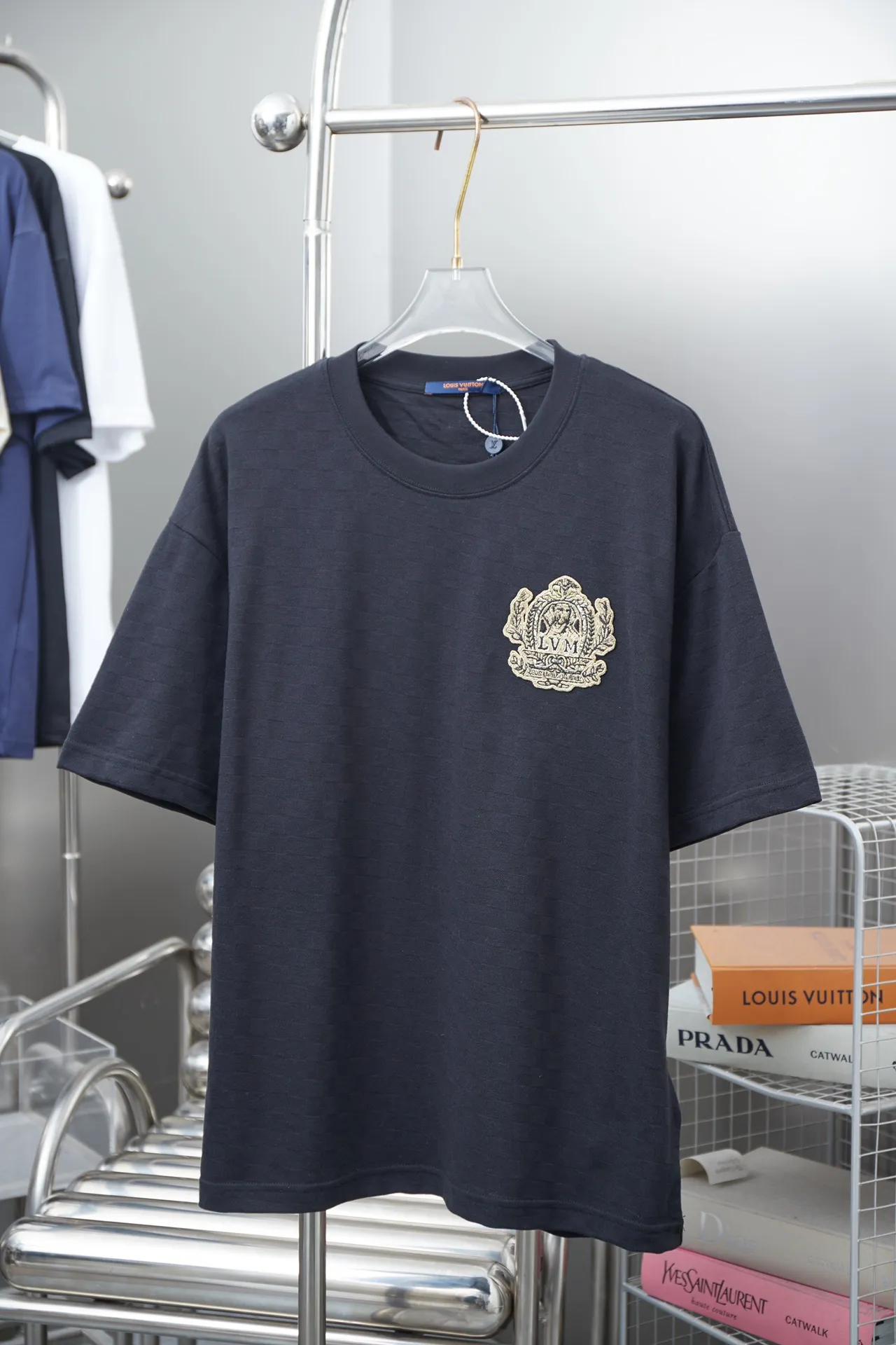 🅿️190 Louis LV 25ss new early spring short-sleeved checkerboard jacquard crown embroidered short-sleeved light luxury essential item for daily commuting for men and women Correct version Welcome to compare Detailed features · Pique jacquard fabric, 100% pure cotton with high count cotton added, dry and avoid stuffiness, made by computer knitting machine or hand loom, similar in shape to bees. · The gold thread embroidery sealing process is combined, interweaving metal threads with other silk threads · Double-needle stitching across seams · Original main mark, washed tag, branded moisture-proof paper packaging Color: black/white/green Size: S/M/L/XL